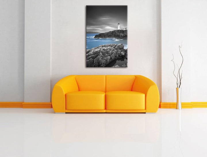 Pixxprint Leuchtturm an traumhaft blauem Meer schwarz/weiss, Format: 80x120 auf hochkantiges Leinwan