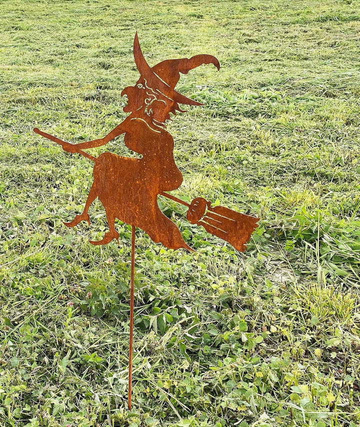 STEINFIGURENWELT GIEBEN Alte Hexe auf Besen fliegend gross 57x54cm + Stab Gartenstecker Edelrost Alt
