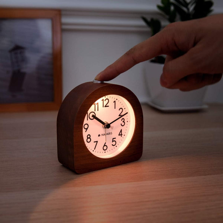 Navaris Analog Holz Wecker mit Snooze - Retro Uhr Halbrund mit Ziffernblatt Alarm Licht - Leise Tisc