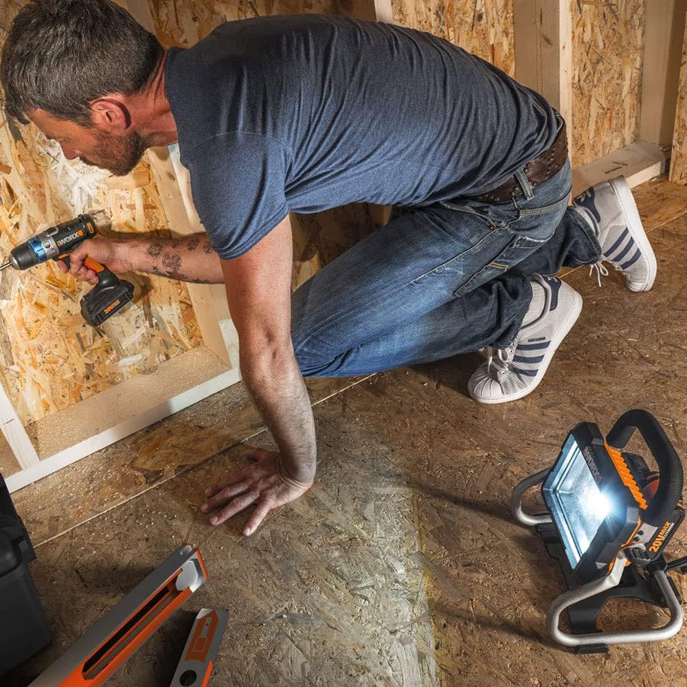 WORX WX026.9 LED Akku Arbeitsleuchte 20V – 360 Grad schwenkbarer Baustrahler - mit LED Licht für die