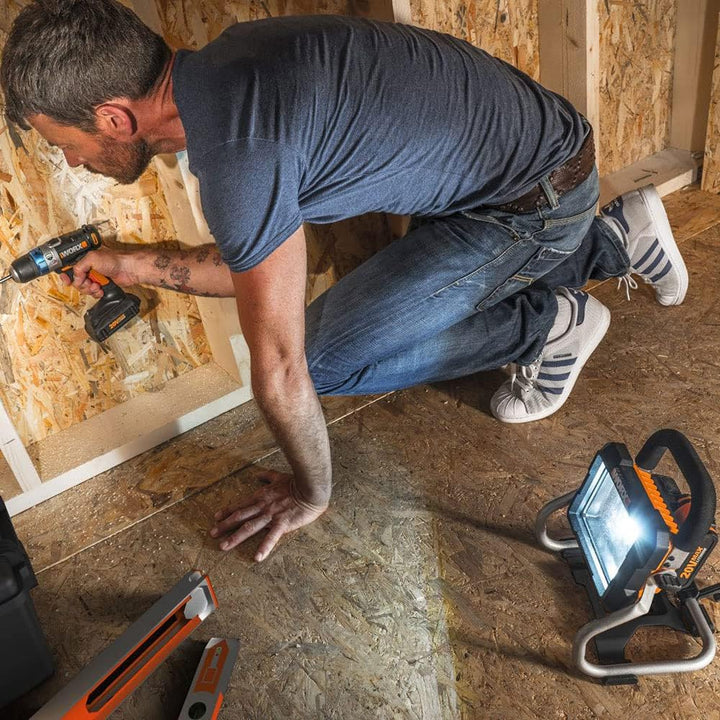 WORX WX026.9 LED Akku Arbeitsleuchte 20V – 360 Grad schwenkbarer Baustrahler - mit LED Licht für die