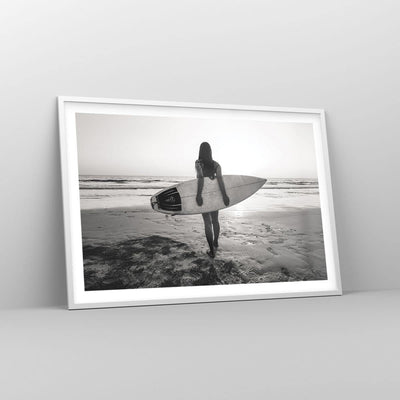 ARTTOR Poster Weissrahmen Frau Strand Surfen Deko 91x61cm Wandposter Art Prints Wandbilder Dekoratio