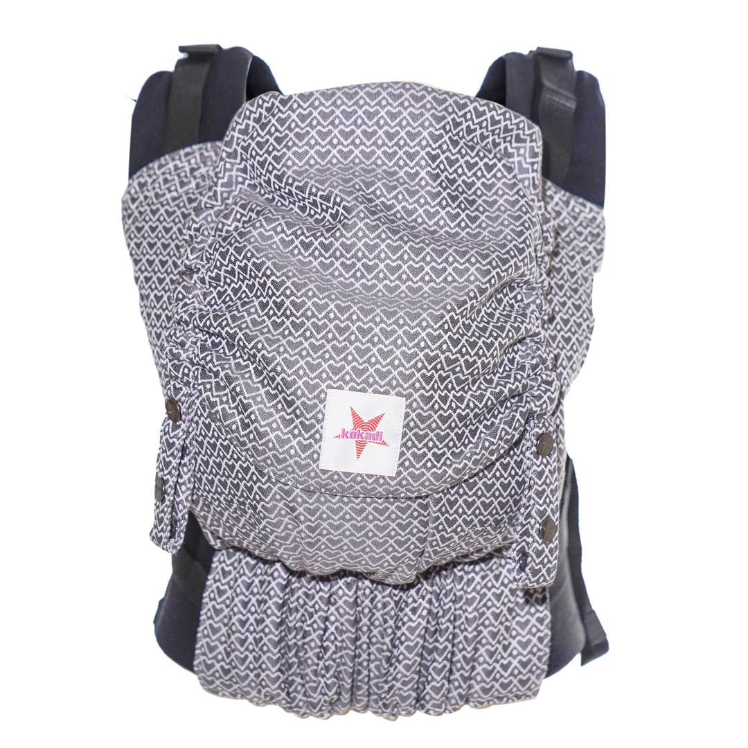 KOKADI Babytrage Flip Heart2Heart Stone (Babysize) – Ergonomisch & sicher, handgefertigt aus 100% Bi