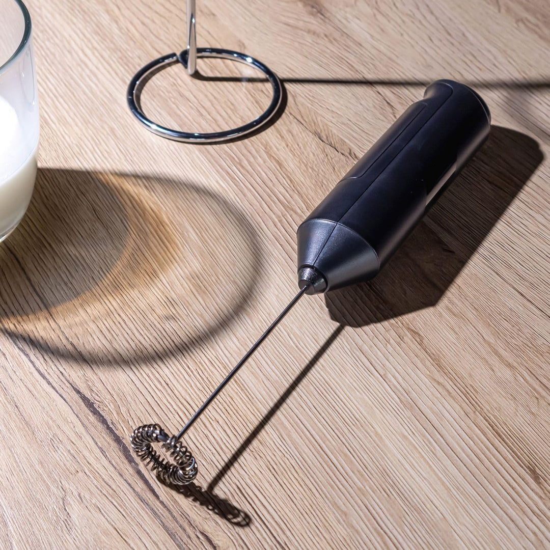 Intirilife Elektrischer Milchaufschäumer mit Halterung in Schwarz - Batteriebetriebener Handaufschäu