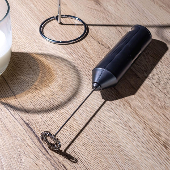 Intirilife Elektrischer Milchaufschäumer mit Halterung in Schwarz - Batteriebetriebener Handaufschäu