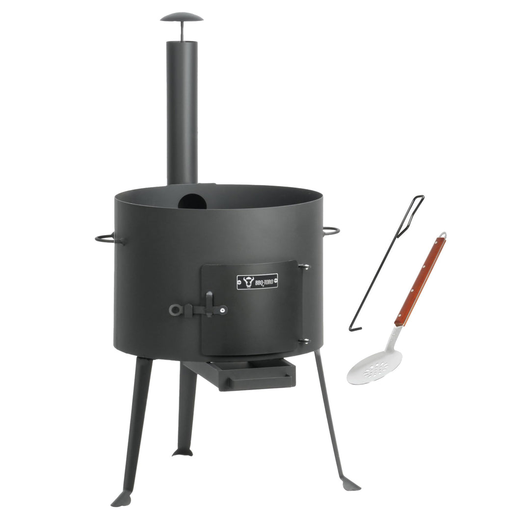 BBQ-Toro Kazan Ofen Ø 44 cm | Gulaschkessel mit Schaumlöffel und Schürhaken | Outdoor Ofen mit Rohr,