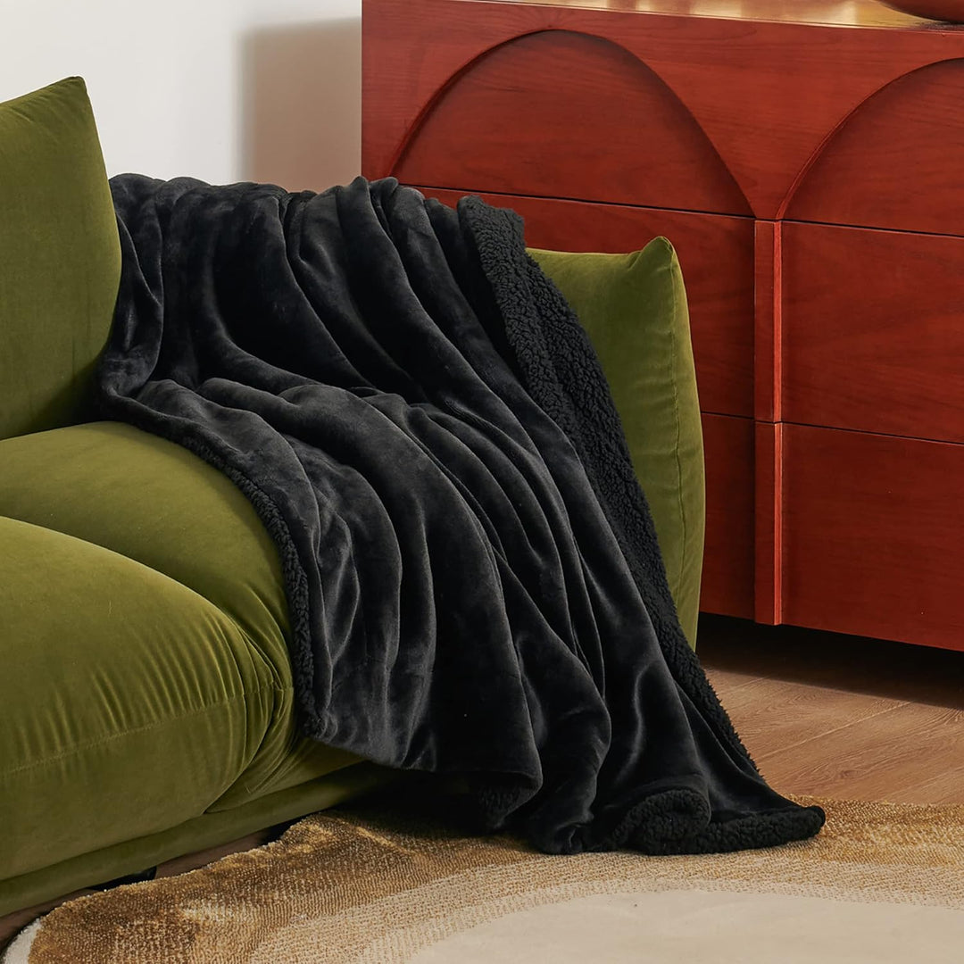 BEDSURE Decke Sofa Kuscheldecke Schwarz - warm Sherpa Sofaüberwurf Decke, Dicke Sofadecke Couchdecke