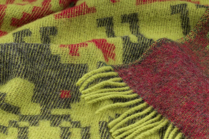 ÖJBRO VANTFABRIK "Fästfolk Evelina&Ewald gewebte Wolldecke mit Fransen 130x220 cm lindgrün/grün/rot