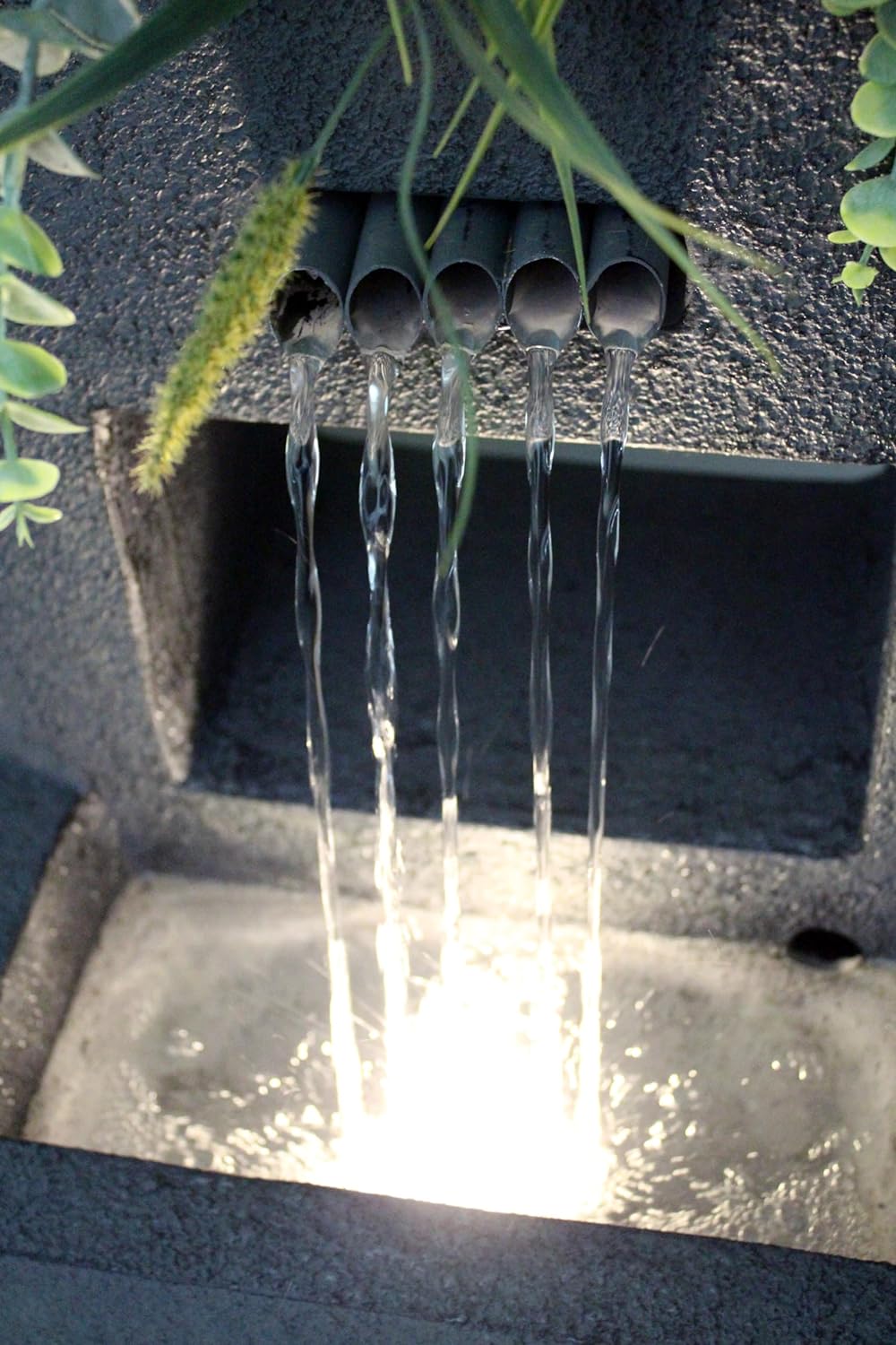 Gartenbrunnen mit Beleuchtung bepflanzbar Betonoptik 57 cm Springbrunnen Wasserspiel warmweiss Kaska