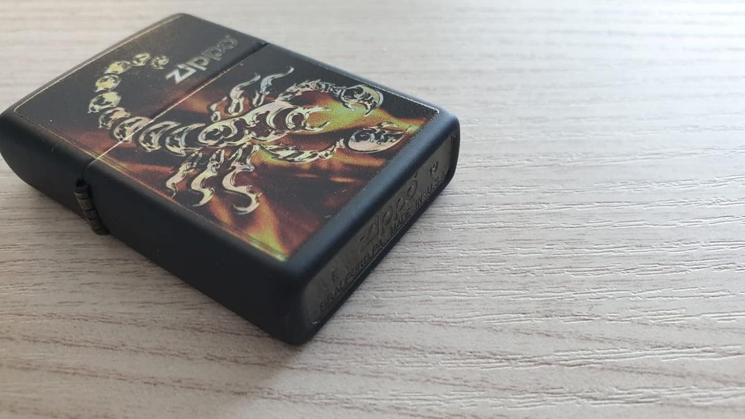 ZIPPO Feuerzeuge Unisex 21B001 Schwarz GOLDEN SCORPION