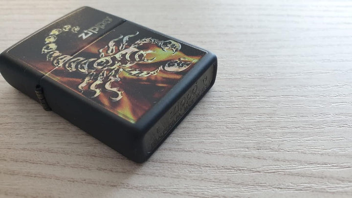 ZIPPO Feuerzeuge Unisex 21B001 Schwarz GOLDEN SCORPION