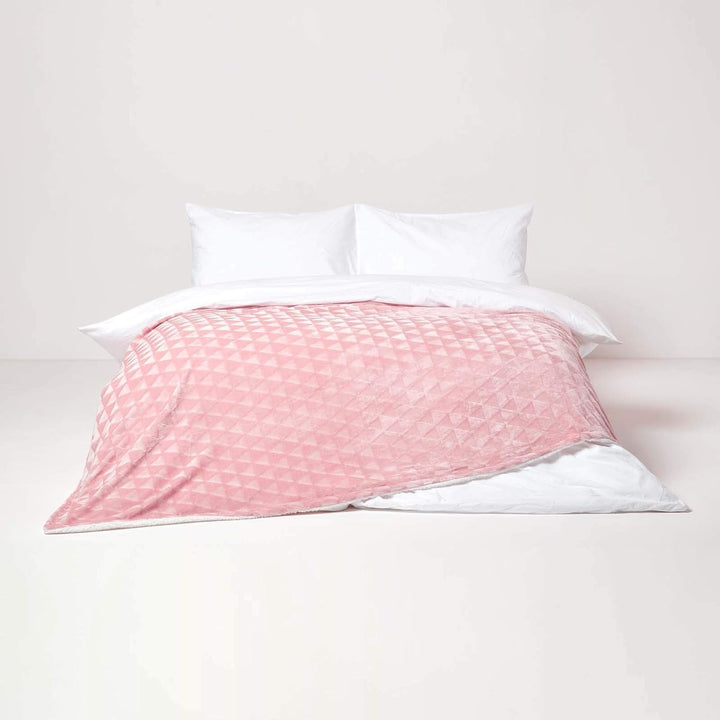 Homescapes Flauschiges Plaid, rosa, samtweiche Kuscheldecke in Fell-Optik mit geometrischem Muster,