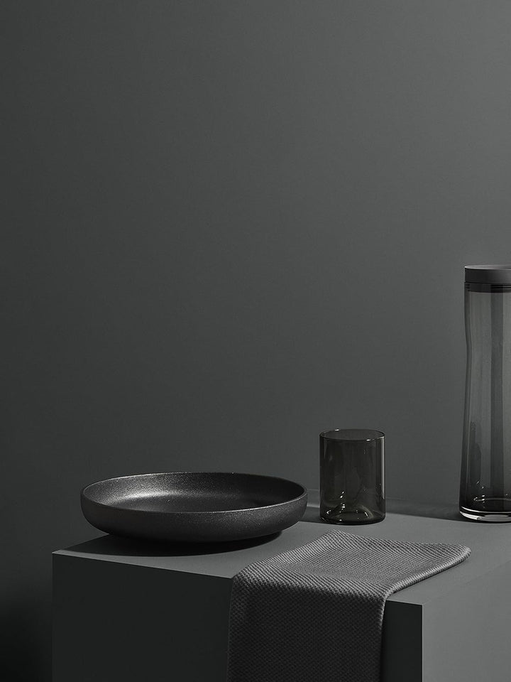 blomus -SPLASH- Wasserkaraffe aus Glas, Sharkskin, 1 Liter Fassungsvermögen, Silikon / Edelstahldeck