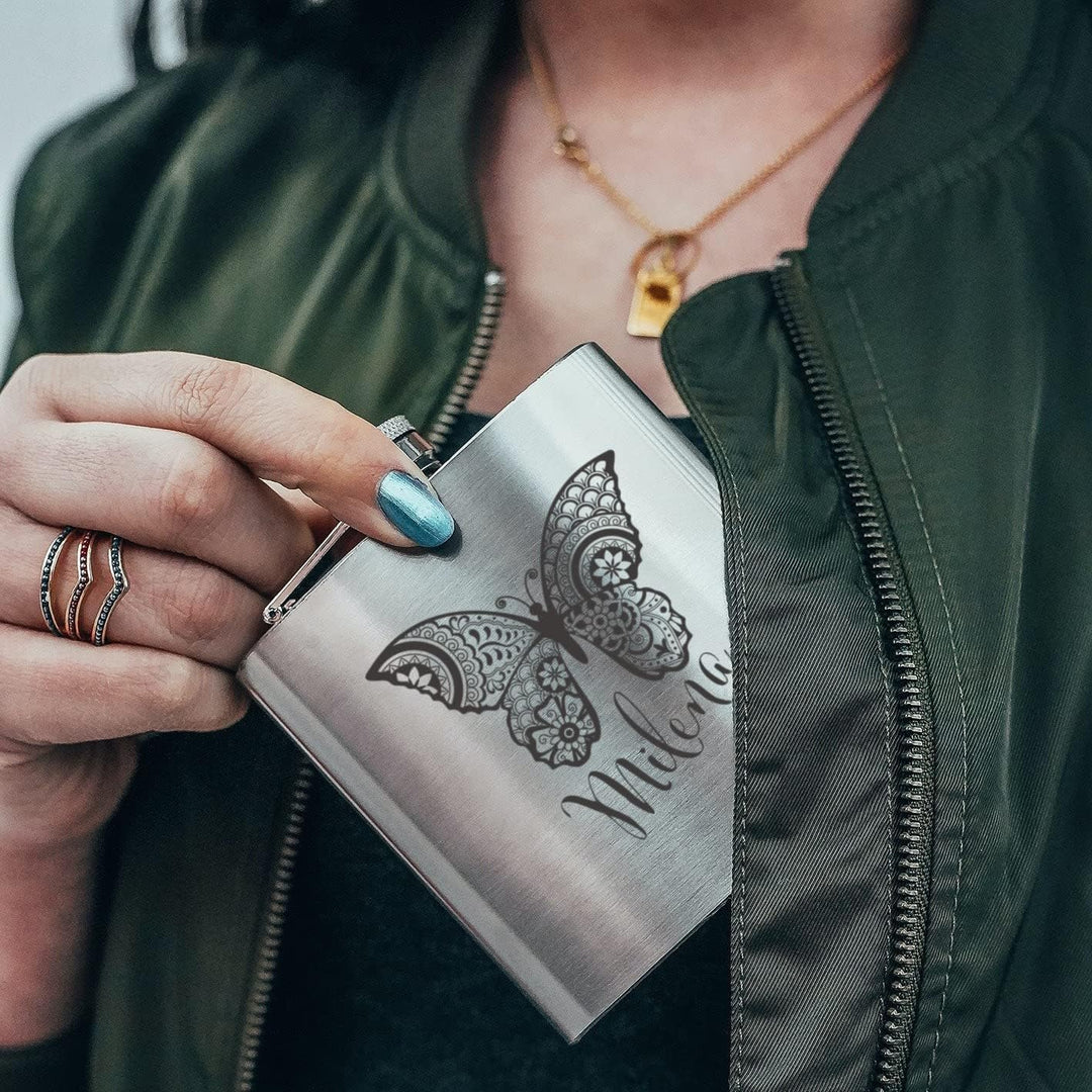 Personalisierbarer Edelstahl Flachmann mit Name | Schmetterling Zentangle Design, Taschenflasche mit