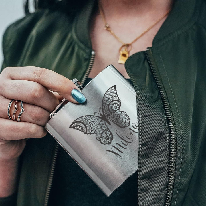 Personalisierbarer Edelstahl Flachmann mit Name | Schmetterling Zentangle Design, Taschenflasche mit