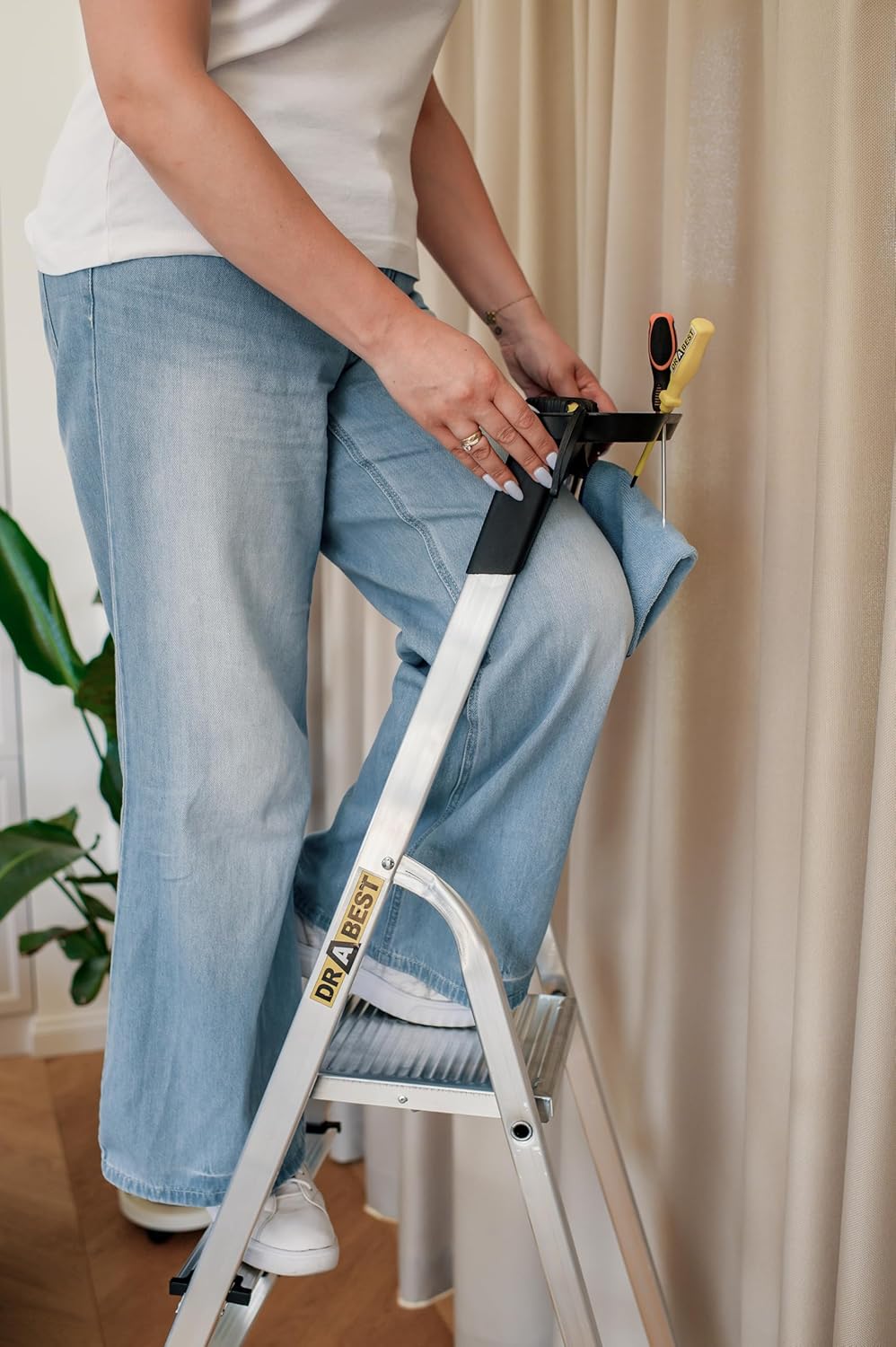 DRABEST Aluleiter mit Ablage, Stehleiter 4 Stufen, Trittleiter bis 125 kg, Haushaltleiter, Klapptrit