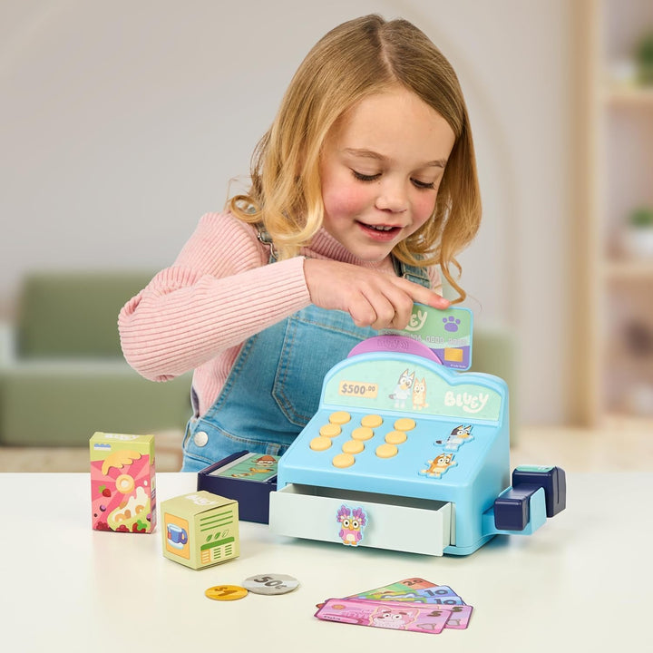 Bluey – Kasse. Drücke auf die Knöpfe, um Pieptöne, Geräusche und Sätze von Bluey und Bingo abzuspiel