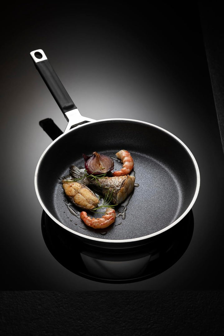 RÖSLE SILENCE PRO Bratpfanne, Pfanne mit kratzfester Premium-Antihaftversiegelung ProResist, Silikon