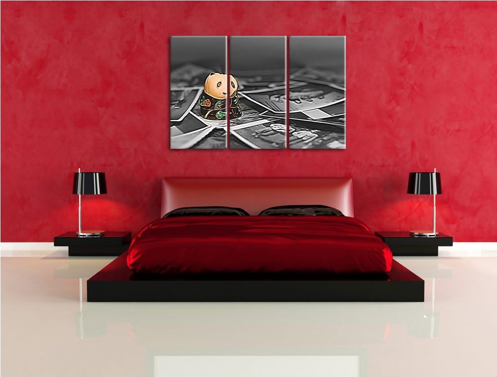kleine süsse Pandafigur zwischen Fotografien schwarz/weiss Deluxe 3-Teiler Leinwandbild 120x80 Bild
