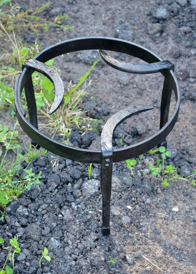 Battle-Merchant Pfannenknecht für Lagerfeuer / Dutch Oven | Handgeschmiedetes Mittelalter Dreibein |