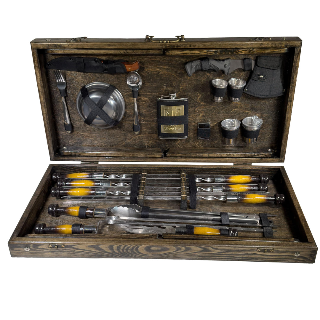 BBQ Grill Geschenkset im Holzkoffer mit Tischfunktion &amp; ukrainischer Symbolik – Premium Grillzubehör