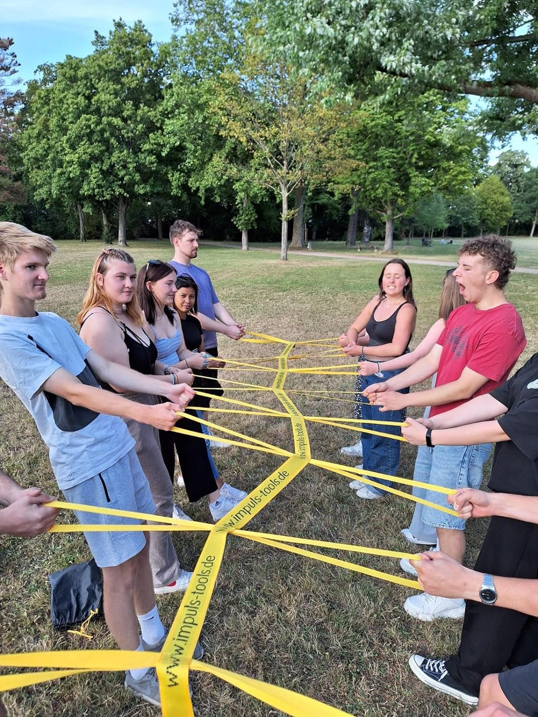 TEAM SLACKLINE - ein Teamspiel für mehr Balance, Vertrauen und Koordination