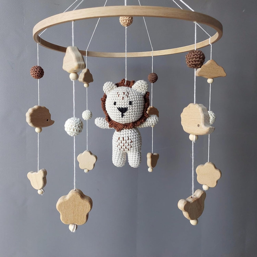 Handgemachtes Baby Mobile in Braun mit gehäkeltem Löwen – Kinderbett Mobile aus Holzperlen, Blättern