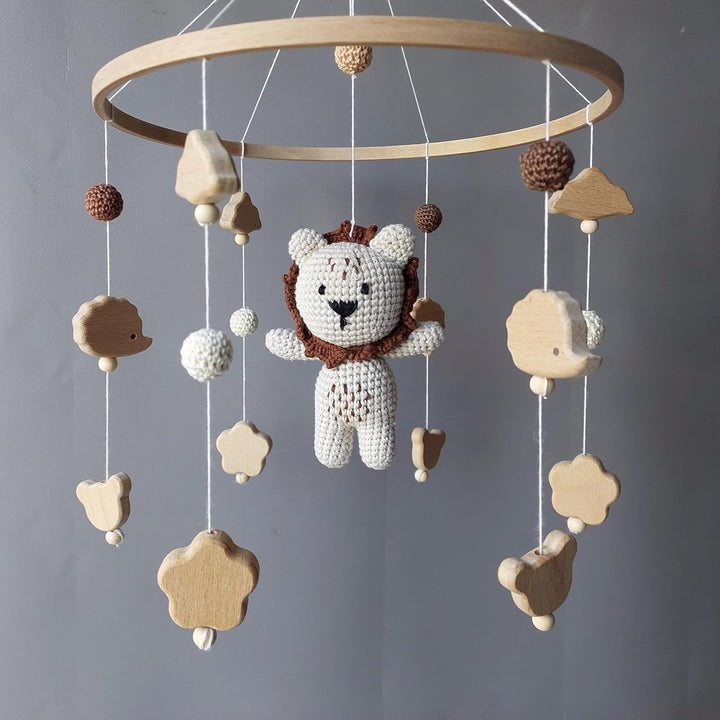 Handgemachtes Baby Mobile in Braun mit gehäkeltem Löwen – Kinderbett Mobile aus Holzperlen, Blättern