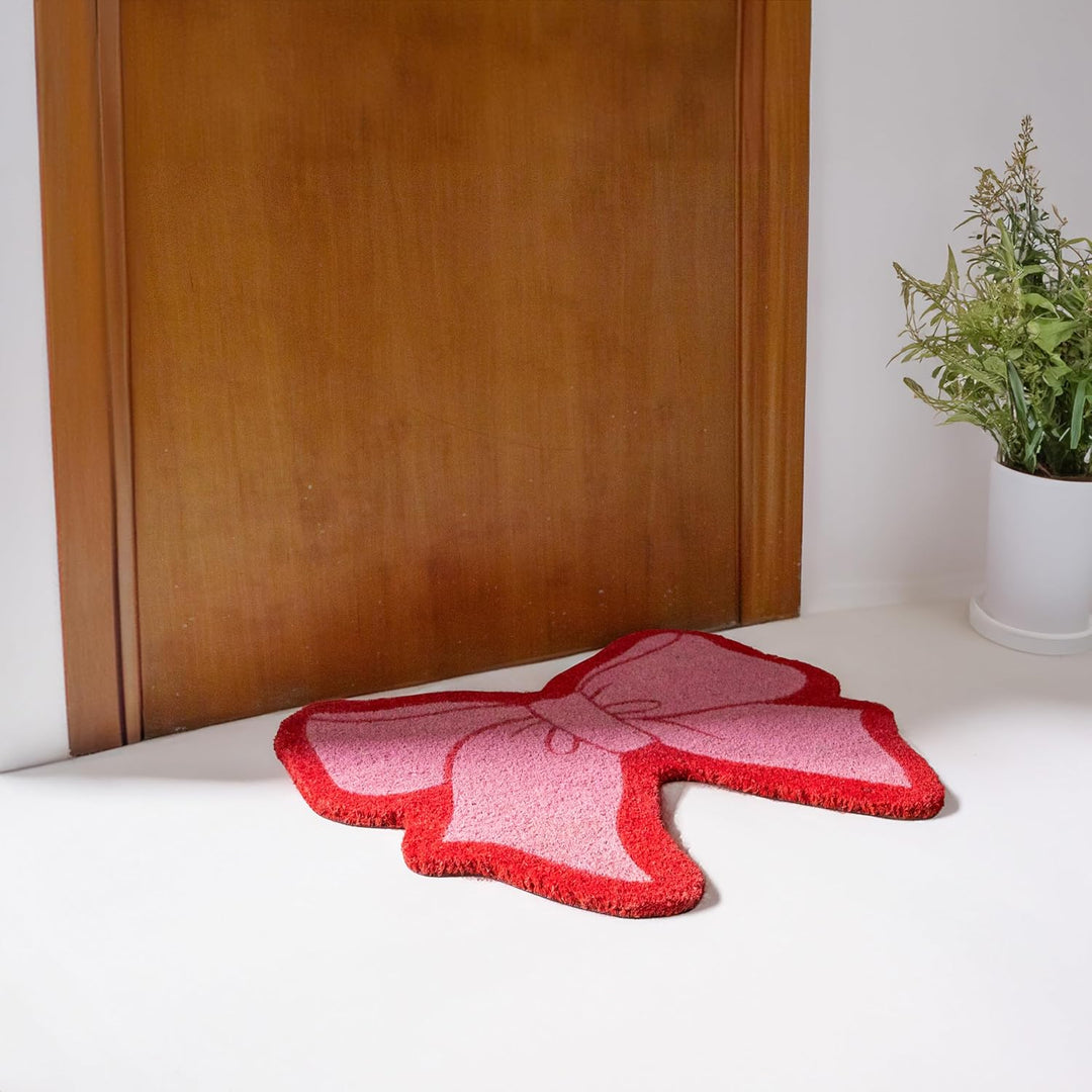 Fisura – Originelle Kokosfussmatte Rosa Schleife“ mit Rutschfester PVC-Unterseite. Rosa und rote Tür