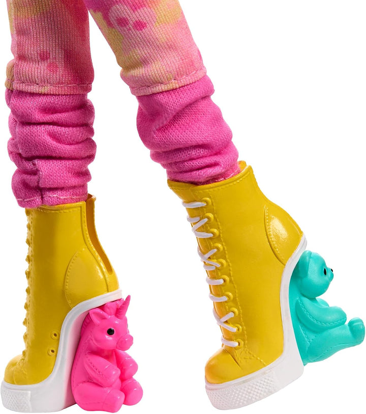Monster High Wednesday Puppe und Accessoires, Enid Sinclair Sammelfigur in pink mit Baskenmütze und