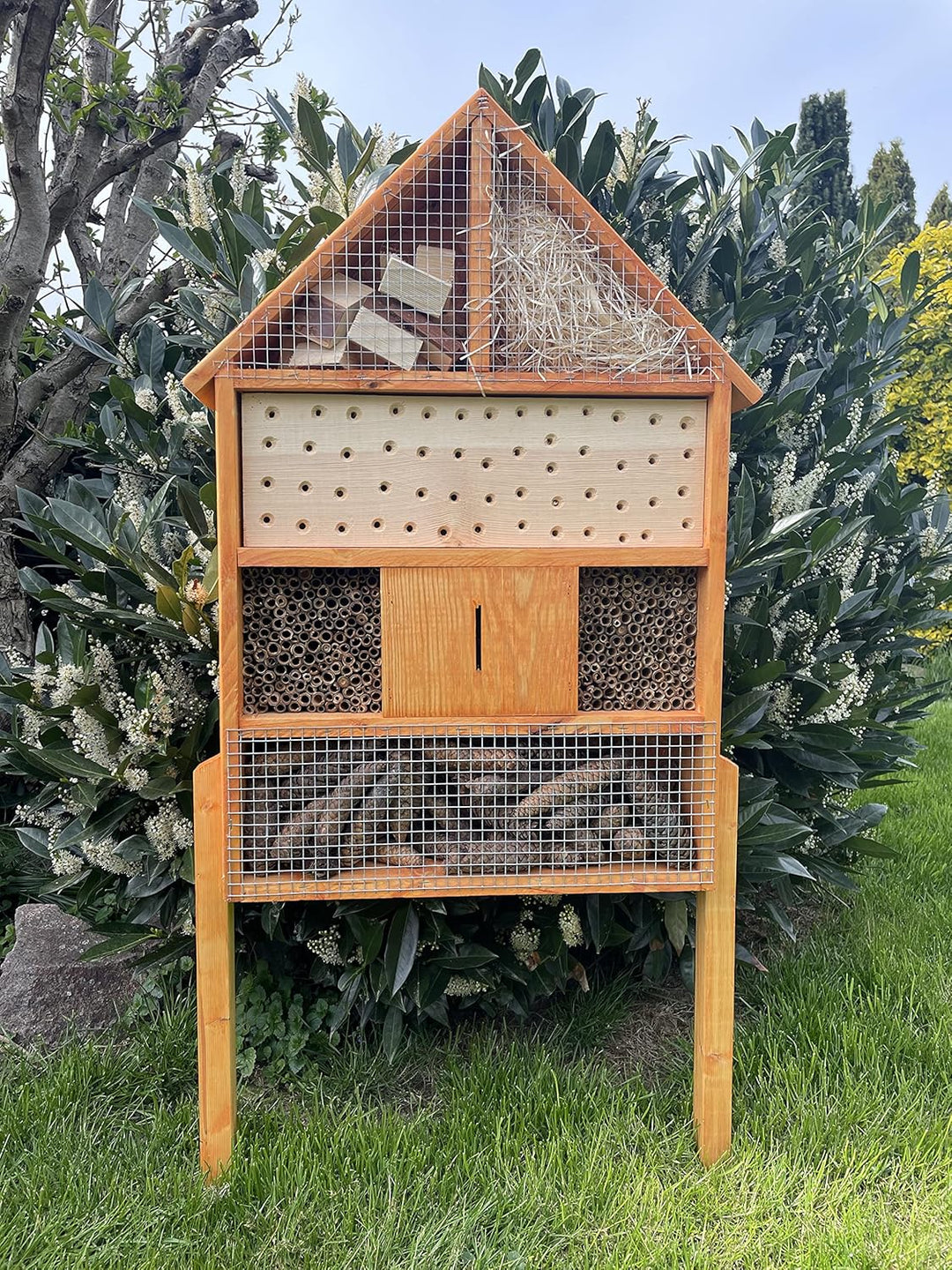 DARLUX massives handgefertigtes Insektenhotel XL aus Holz mit Standfuss 97 x 51 x 12 cm (HxBxT) Wild