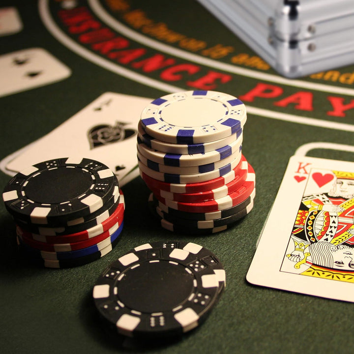 Relaxdays Pokerkoffer, 500 Pokerchips ohne Wert, 2 Kartendecks, 5 Würfel, Button Set, abschliessbar,