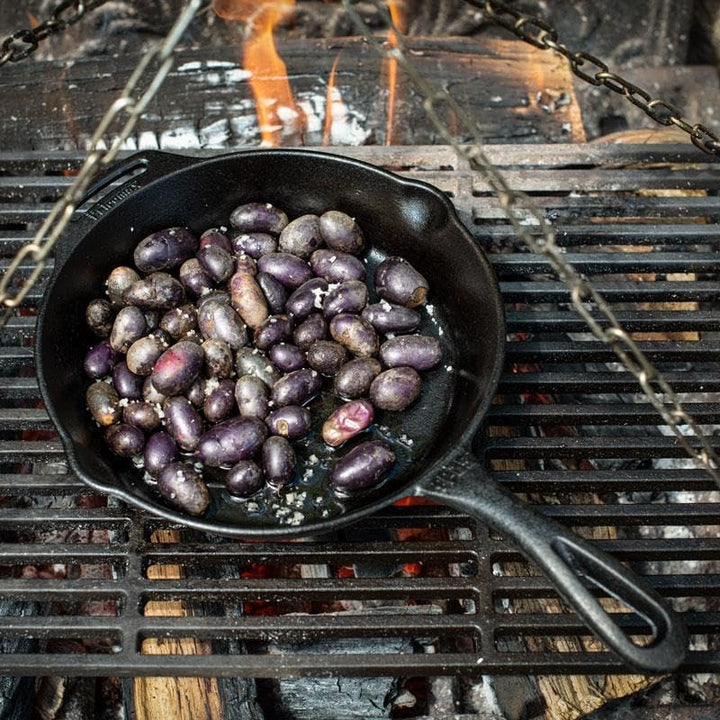 Petromax Feuerpfanne mit Stiel - Pfanne aus Gusseisen für alle Grill- und Herdarten, Gasflamme, Back