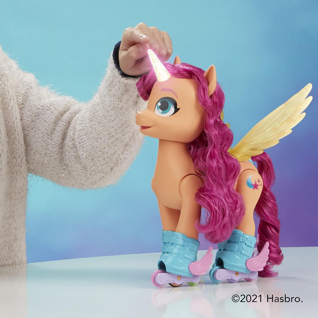 My Little Pony – Eine Neue Generation Sing- und Skatespass Sunny Starscout – Pony (22,5 cm) mit Fern