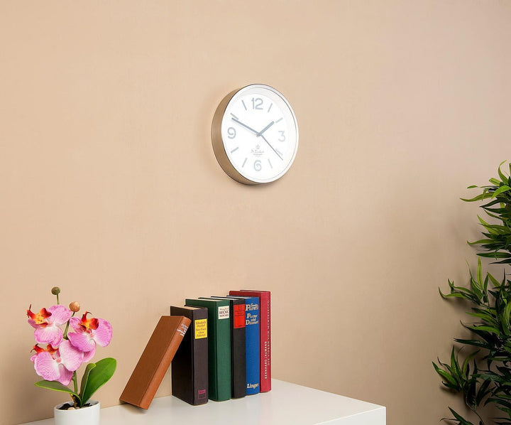 St. Leonhard Beleuchtete Funkwanduhr: Edelstahl-Funk-Wanduhr mit Zifferblatt-Beleuchtung & Lichtsens