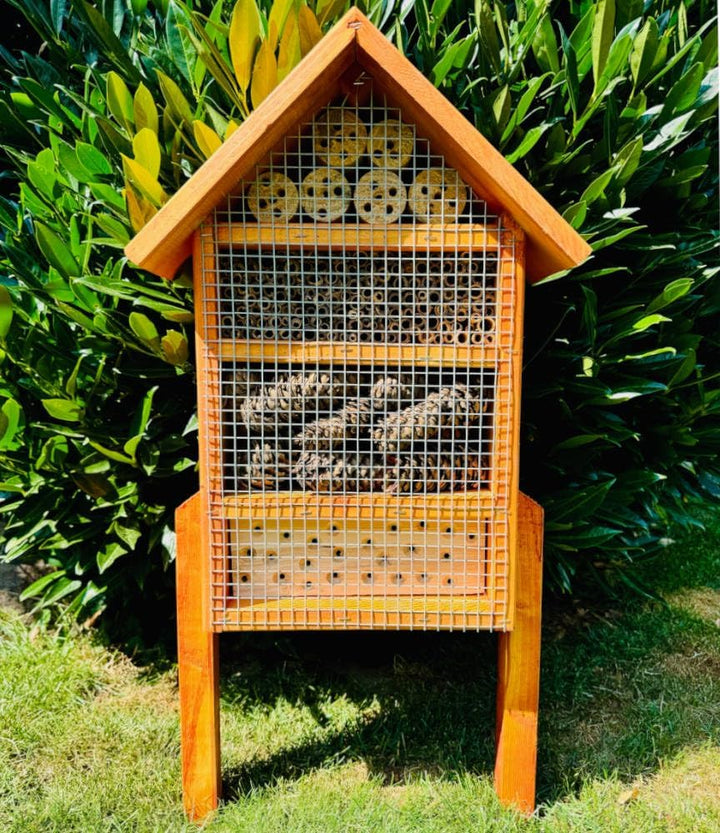 DARLUX massives handgefertigtes L Insektenhotel aus Holz I 52 x 28 x 12 cm (HxBxT) mit Ständer Höhe