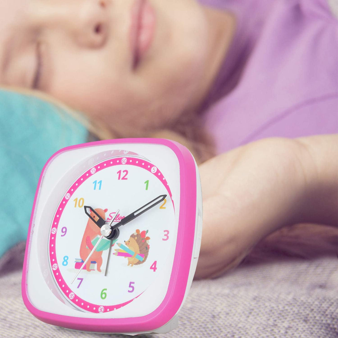 SELVA Quarzwecker für die Einschulung mit Igel und Bär Motiv pink/Weiss. Schleichende Sekunde lautlo