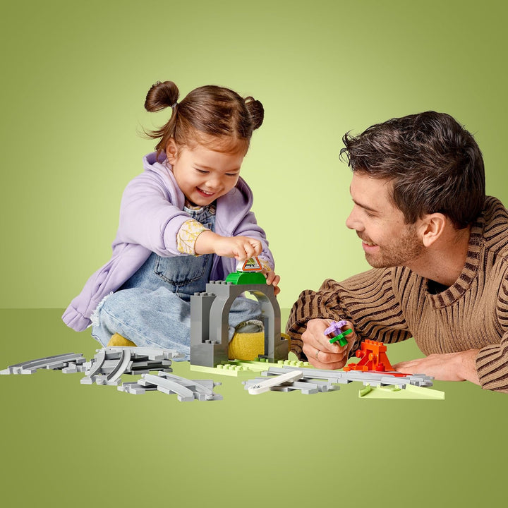 LEGO DUPLO Town Eisenbahntunnel und Schienen – Erweiterungsset, Geschenk für Kleinkinder, fördert di