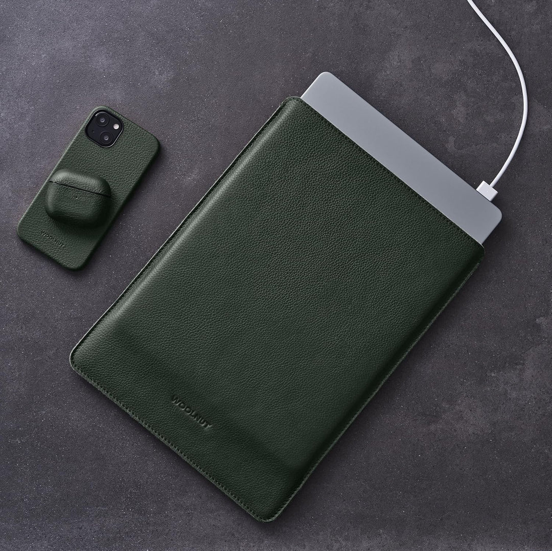 WOOLNUT Schutzhülle für MacBook Pro 14 – Laden in der Hülle – Vollnarbenleder, Innenseite aus Wollfi