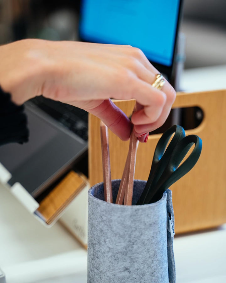 Gustav XL Laptopständer & Organizer aus Holz – Tragbarer Schreibtischaufsatz, ergonomisch, inkl. Han