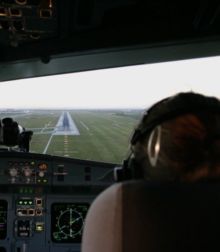 PilotsEYE.tv | BARCELONA | Cockpitmitflug A321 | AUSTRIAN | "Across the ALPS" | Bonus: How to become