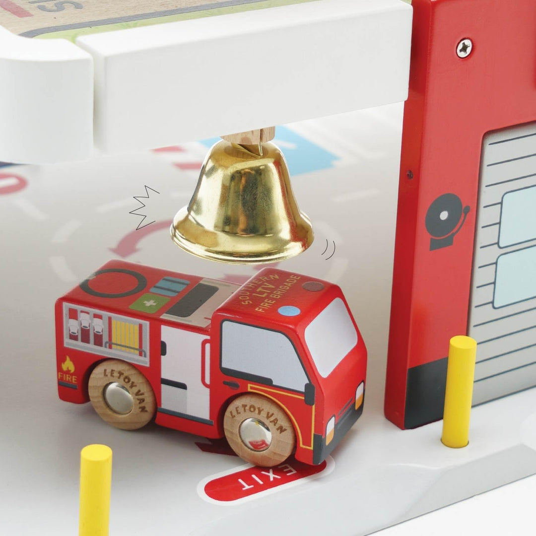 Le Toy Van - TV453 - Spielzeug-Feuerwache für Kinder, 3 Jahre, FSC-zertifiziertes Holz, inklusive 1