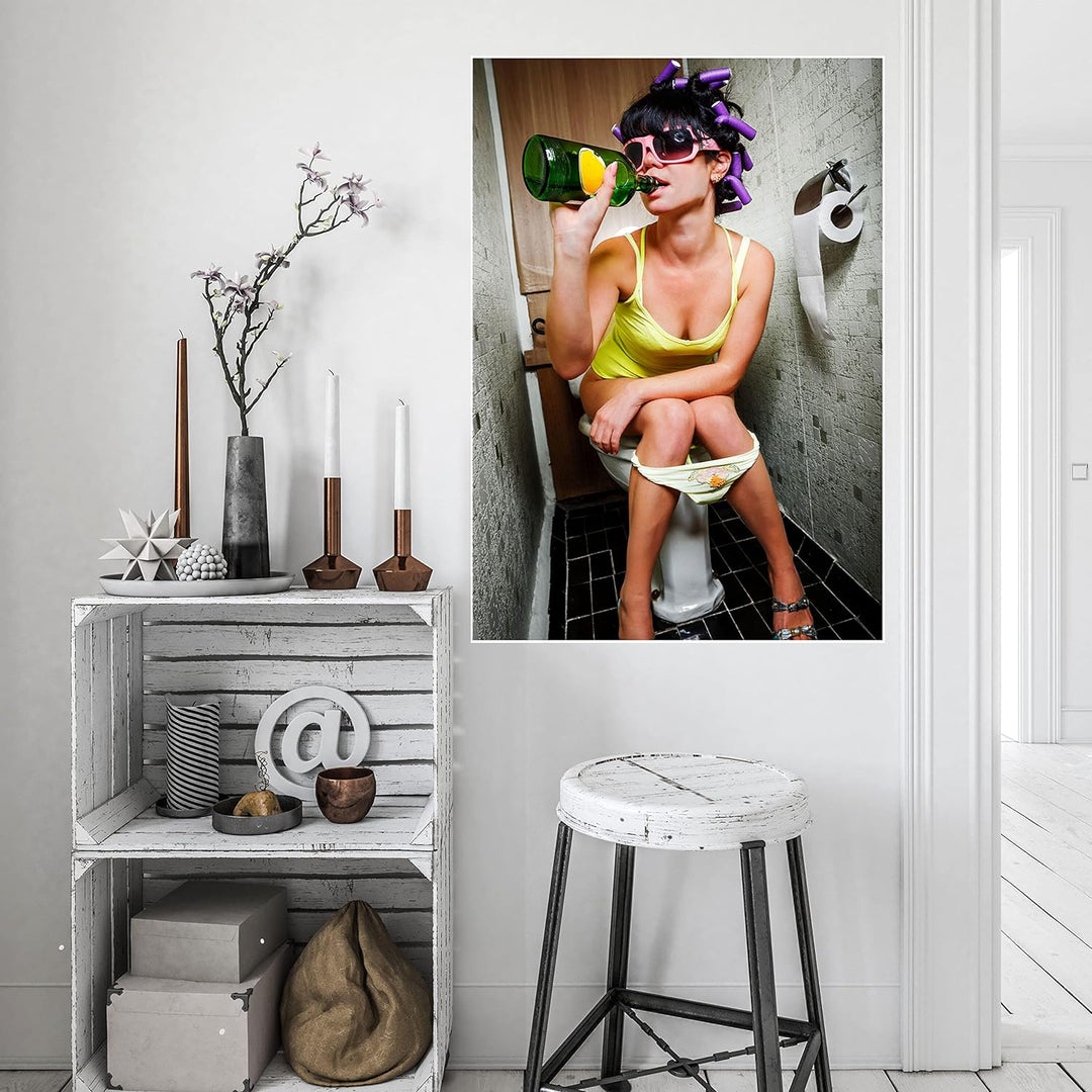 wandmotiv24 Poster als Wanddeko, Grösse Din A1, Frau trinkend auf Toilette, Fotografie, Lustig, Flas