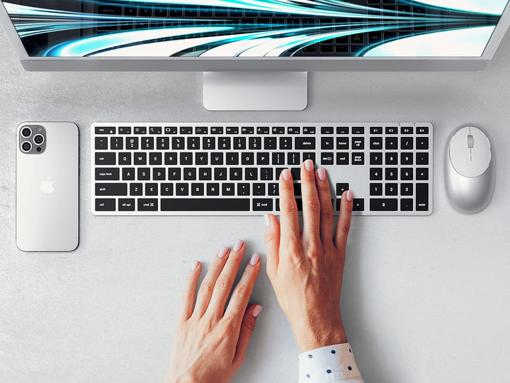 SATECHI Slim X3 Kabellose Bluetooth Tastatur - Hintergrundbeleuchtung & Ziffernblock – Multi-Device