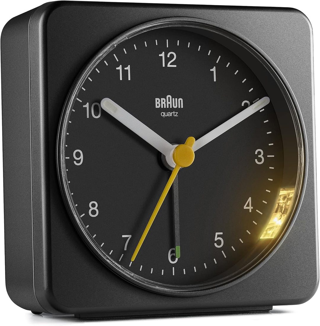 Braun Klassischer analoger Wecker Schlummerfunktion und Licht, ruhiges Quarzuhrwerk, Crescendo-Alarm