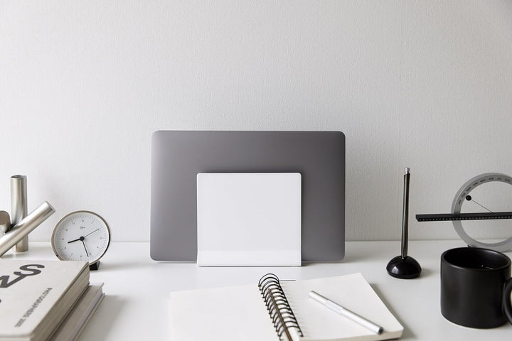 Yamazaki 4498 Tower Schlanker Laptop-Ständer, weiss, Stahl/Silikon/Polypropylen, Minimalistisches De