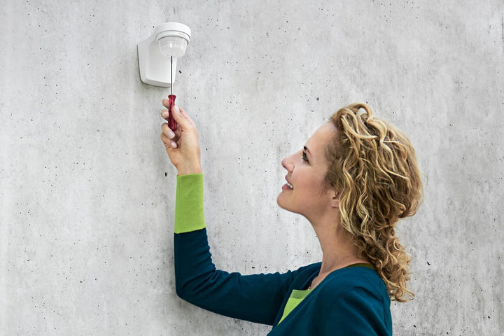 Theben theLuxa S150 WH Bewegungsmelder mit 150° Erfassungswinkel für den Aussenbereich, weiss (10105