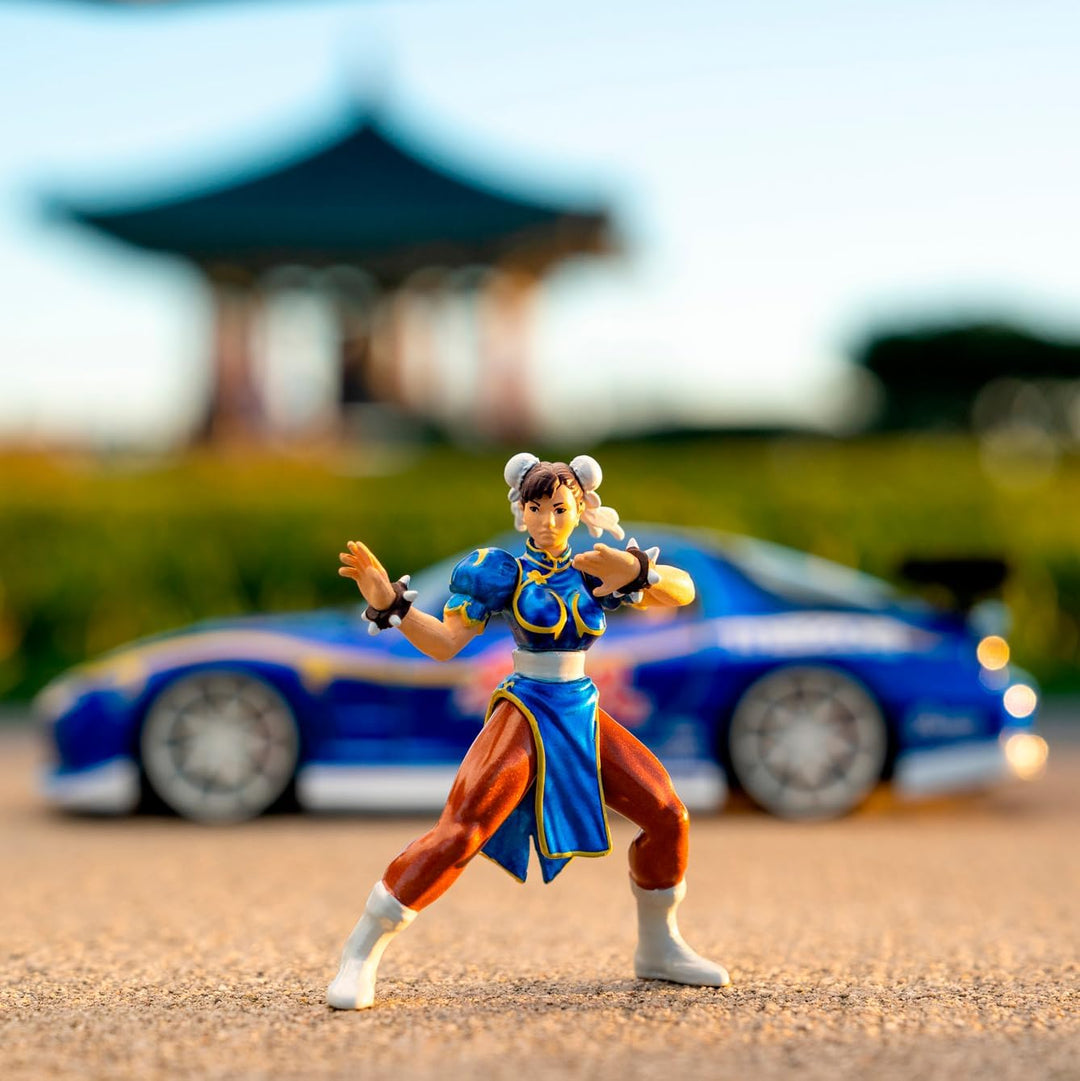 Jada Toys Street Fighter Figur Chun-Li mit Modellauto 1993er Mazda RX-7 - Set aus Actionfigur (6 cm)