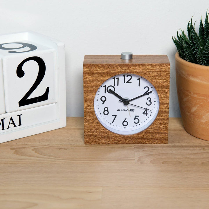 Navaris Analog Holz Wecker mit Snooze - Retro Uhr im Viereck Design mit Ziffernblatt Alarm - Leise T
