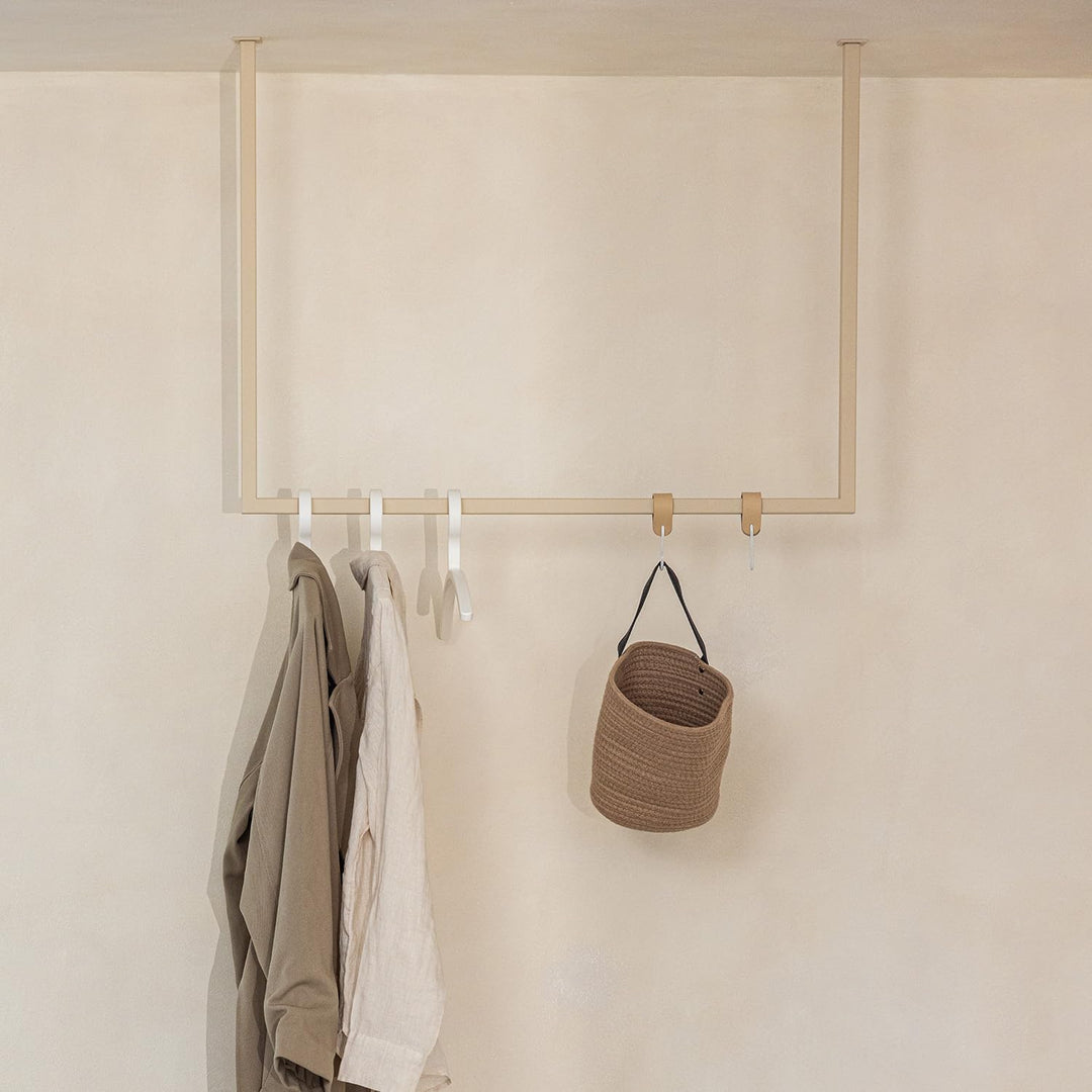 Metallbude Kleiderstange RUBI Cashew - Eckige Garderobe mit Deckenmontage - Kratz-, Stoss- & Schlagf